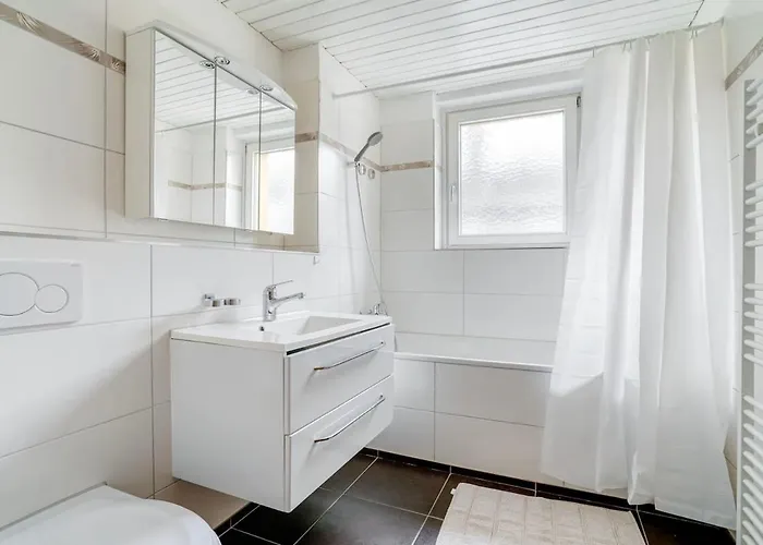 Blossom 90 Qm 3 Schlafzimmer Balkon & Voll Ausgestattete Kueche *